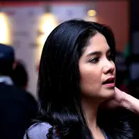 Annisa Pohan terburu-buru meninggalkan lokasi peragaan busana untuk amal di Butik Alleira Batik, Plaza Indonesia. (Andy Masela/Bintang.com)