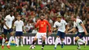 Gelandang Spanyol, Isco, berusaha melewati kepungan pemain Inggris pada laga UEFA Nation League di Stadion Wembley, London, Sabtu (8/9/2018). Inggris kalah 1-2 dari Spanyol. (AFP/Glyn Kirk)