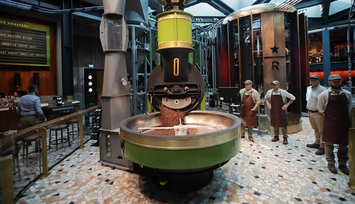 Dalam foto yang diambil pada 4 September 2108, memperlihatkan tampilan dari gerai pertama Starbucks di Milan, Italia. Bagian tengah ruangan cafe ini didominasi oleh mesin pemanggang kopi “roaster“ spetakuler setinggi 7 meter. (AP/Luca Bruno)