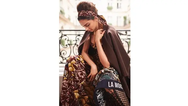 6 Pesona Deepika Padukone, Tampil Menawan Kenakan Batik di Paris Fashion Week