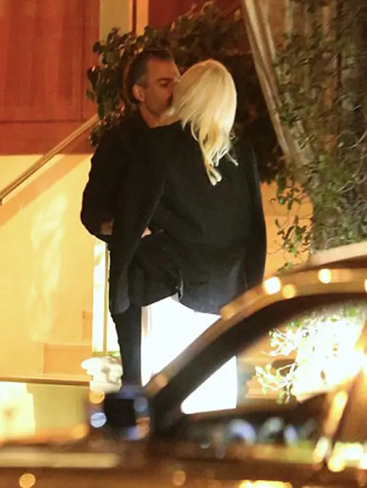 Kisah cinta Gaga dan Carino dikabarkan belum lama terjalin. Mereka baru berhubungan selama satu bulan belakangan ini. Namun keduanya dikabarkan tengah melanjutkan hubungan mereka ke jenjang pertunangan. (doc.dailymail.com)