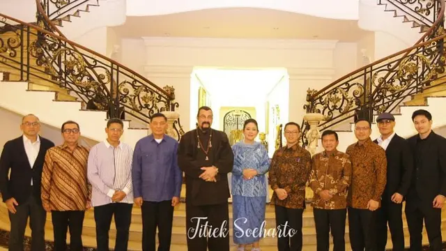 Potret Titiek Soeharto Tampak Akrab Menjamu Prabowo dan Steven Seagal