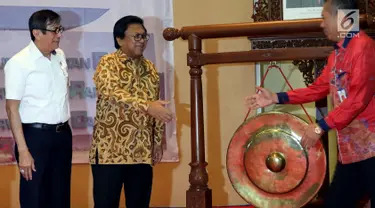 Ketua DPD, Oesman Sapta Odang (tengah) didampingi Menteri Hukum dan HAM Yasonna Laoly usai memukul gong sebagai tanda pembukaan rembuk nasional di Gedung Nusantara IV Komplek Parlemen, Senayan, Jakarta, Rabu (18/10). (Liputan6.com/Johan Tallo)