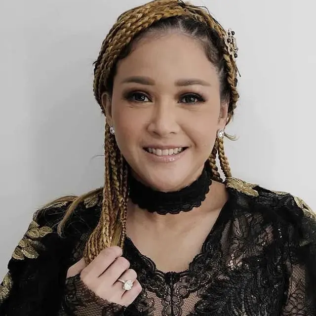 Tampil Beda, Ini 6 Potret Tampil Beda, Ini 6 Potret Maia Estianty dengan Gaya Rambut Cornrow dengan Gaya Rambut Cornrow