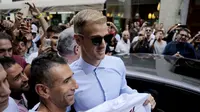 Kiper baru Torino, Joe Hart (dua dari kiri), berpose dengan fans yang sudah menunggunya di luar bandara Turin, Selasa (30/8/2016). Hart berstatus pinjaman selama setahun.  (AFP/Marco Bertorello)