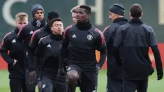 Gelandang Manchester United, Paul Pogba, bersama rekan-rekannya berlatih di kompleks latihan dekat Carrington, Manchester, Selasa (21/11/2017). MU akan melawan Basel pada lanjutan Liga Champions. (AFP/Paul Ellis)