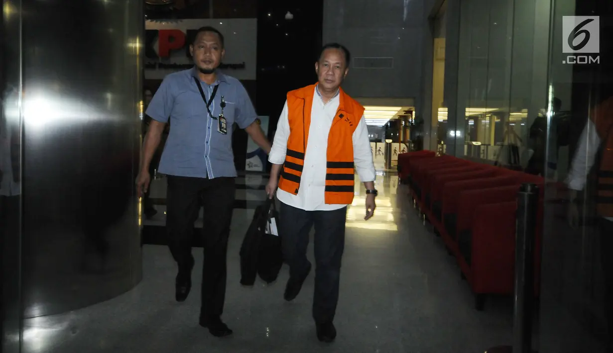 Mantan Kepala BPPN Syafruddin Arsyad Temenggung (kanan) usai menjalani pemeriksaan di Gedung KPK Jakarta, Rabu (27/12/2017). Ia diperiksa terkait dugaan korupsi pemberian SKL pemegang saham pengendali BDNI tahun 2004. (Liputan6.com/Helmi Fithriansyah)
