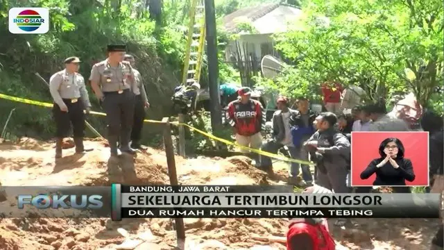 Tertimbun longsor, satu keluarga di kawasan Rancabali, Kabupaten Bandung, meninggal dunia.