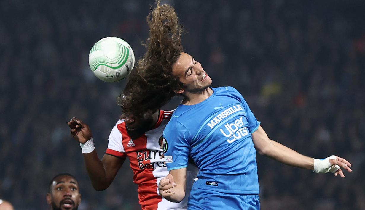Matteo Guendouzi (kanan). Gelandang Prancis berusia 23 tahun yang didatangkan Arsenal dari FC Lorient pada awal musim 2018/2019 dengan nilai transfer sebesar 8 juta euro ini dipinjamkan selama 1 musim ke Marseille pada awal musim 2021/2022 disertai opsi pembelian di akhir masa peminjaman. Tampil apik dalam total 55 laga bersama Marseille di semua ajang dengan torehan 4 gol dan 14 assist, Marseille pun resmi mempermanenkannya mulai musim 2022/3023 dengan nilai transfer sebesar 11 juta euro. (AFP/Kenzo Tribouillard)