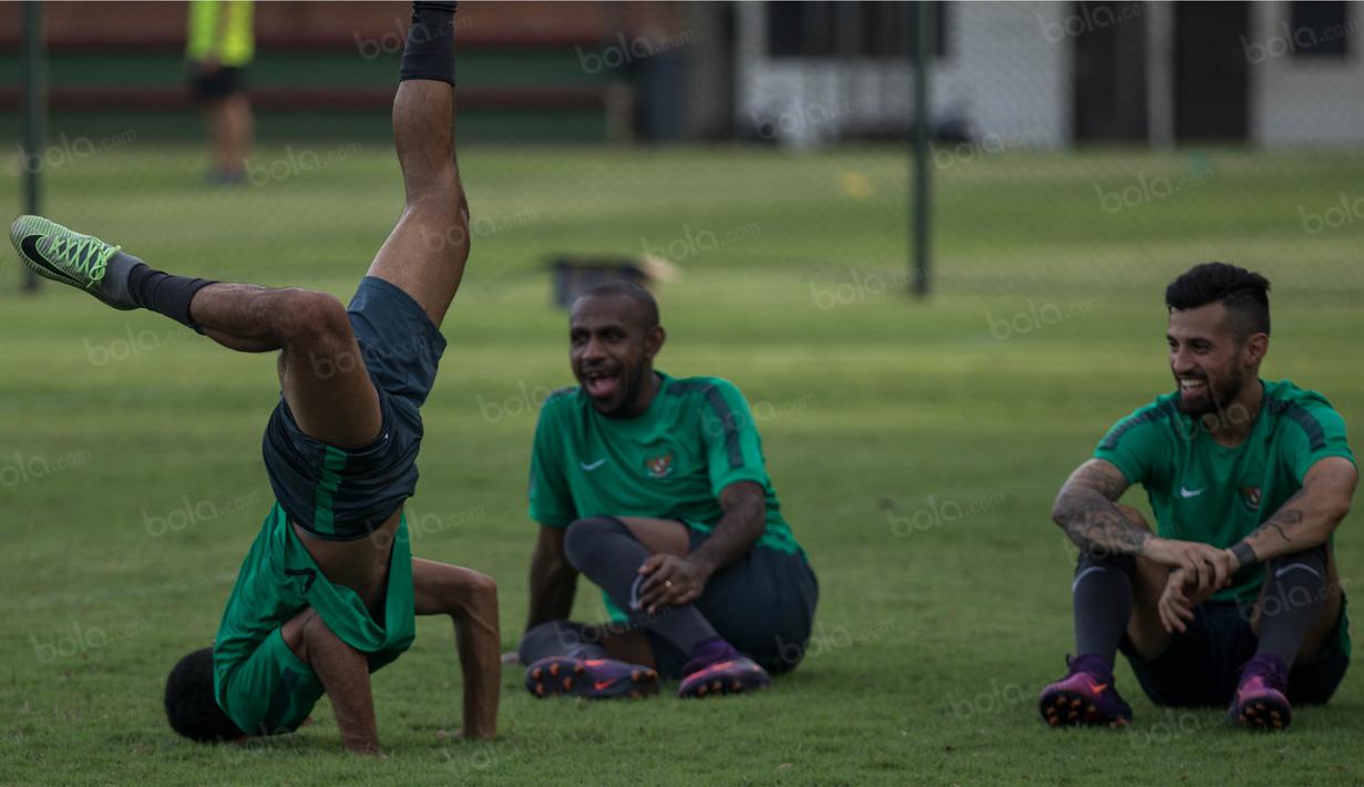 Rizky Pora melakukan tarian breakdance yang membuat rekannya Boaz Solossa dan Stefano Lilipaly tertawa saat melihatnya. (Bola.com/Vitalis Yogi Trisna)