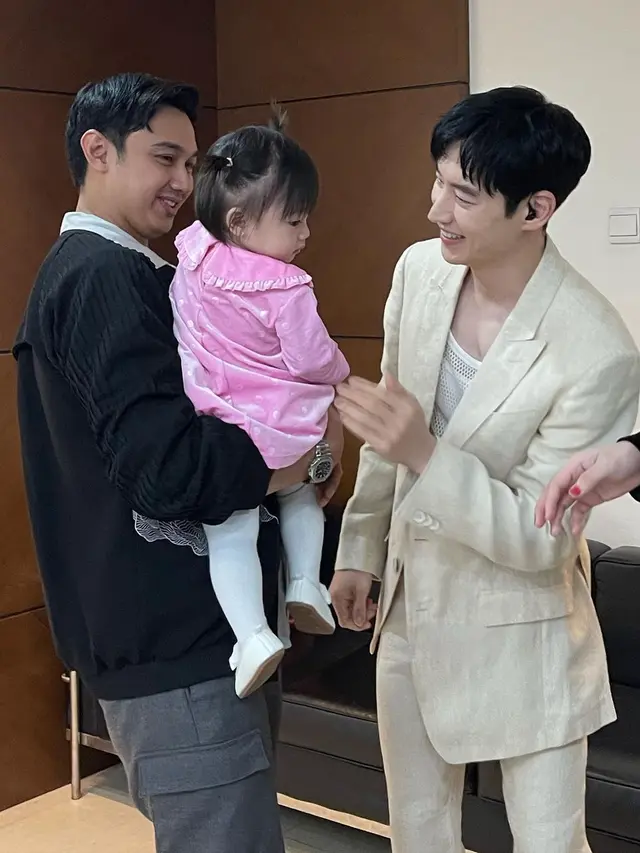 6 Potret Akrab Felicya Angelista dan Caesar Hito dengan Lee Je Hoon, Bak Bestie