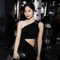 Dahyun tampil mengenakan dress hitam cut out one shoulder. (@dahhyunnee)