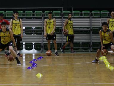 Pebasket Indonesia saat sesi latihan di GBK Arena, Jakarta, Senin, (14/9). Latihan tersebut untuk persiapan SEA Games 2019. (Bola.com/M Iqbal Ichsan)