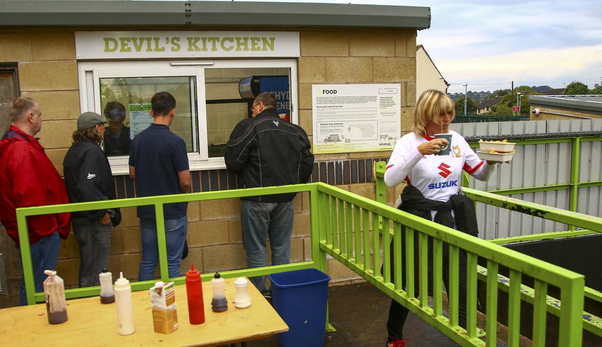 Suporter Forest Green Rovers membeli makanan organik saat laga Piala Liga melawan MK Dons di Stadion New Lawn, Nailsworth, Selasa (8/8/2017). FGB merupakan klub sepak bola yang mengedepankan hidup sehat dan ramah lingkungan. (AFP/Geoff Caddick)