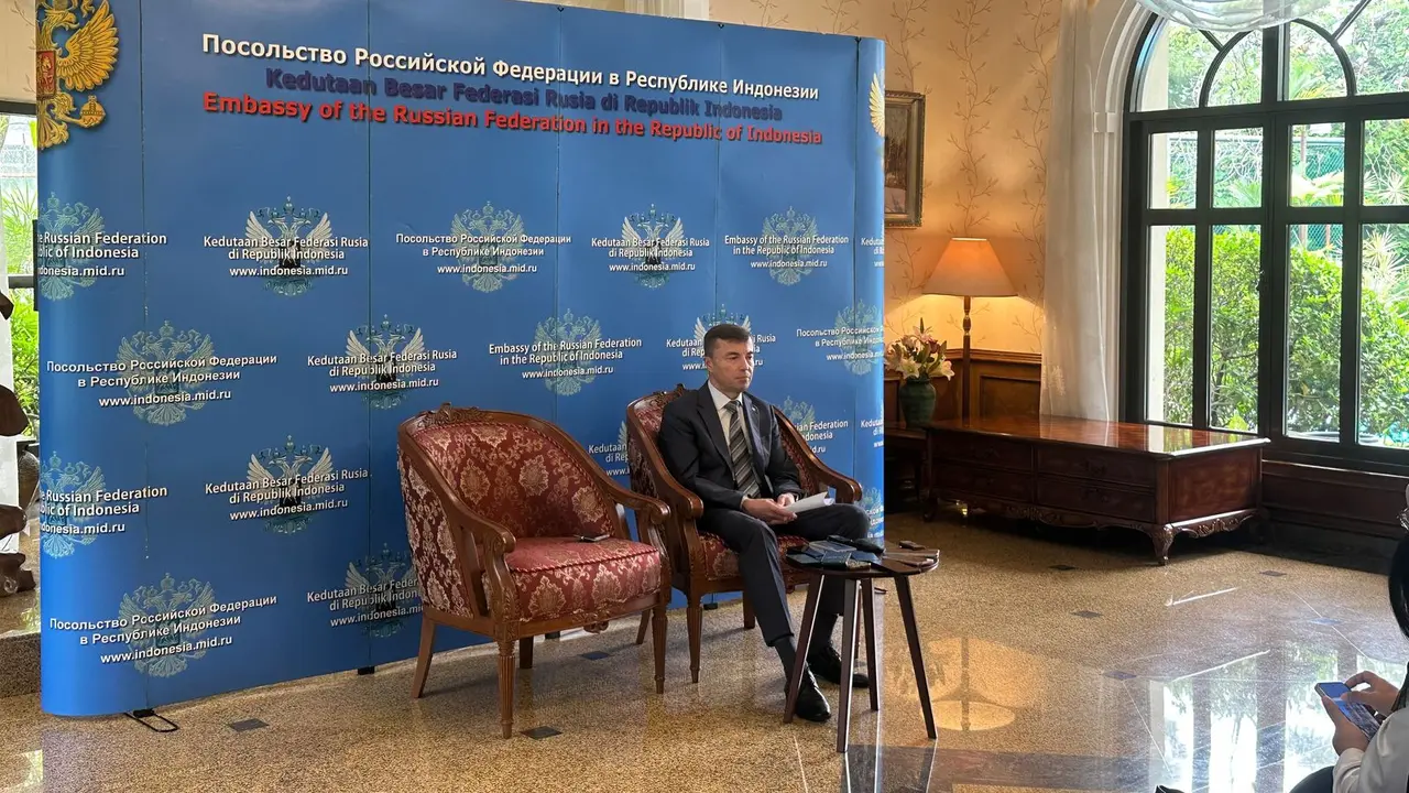 Duta Besar Rusia untuk Indonesia Sergei Tolchenov dalam pernyataan pers di kediamannya di Jakarta, Senin (28/4/2025). (Liputan6.com/Benedikta Miranti)