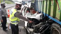 Personel Direktorat Lalu Lintas Polda Riau memeriksa kendaraan terlibat kecelakaan di jalan tol Pekanbaru-Dumai. (Liputan6.com/M Syukur)