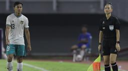 Laga Timnas Indonesia U-20 saat melawan Hong Kong menjadi kali kedua ia tampil sebagai asisten wasit diajang ini. (Bola.com/Ikhwan Yanuar)