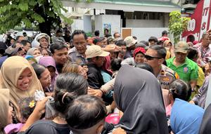 Ratusan warga berebut kupon gratis warung bakso Remaja Gading, Solo, yang sempat viral dituding mengandung babi. (Liputan6.com/ Fajar Abrori)