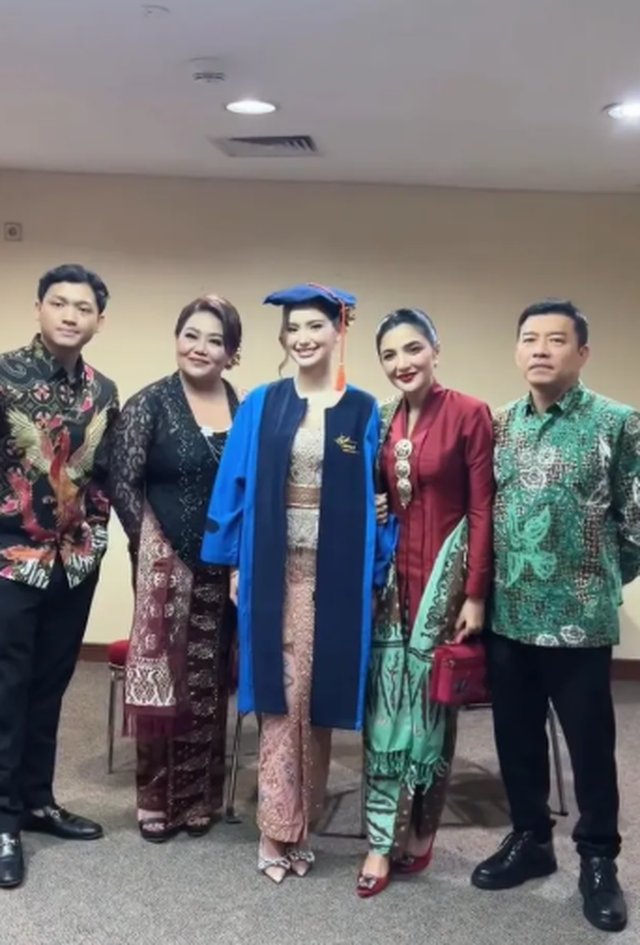 Sarah Menzel wisuda S1 dua kali setahun, intip 5 gaya menawan Ashanty istri Anang saat hadiri acaranya