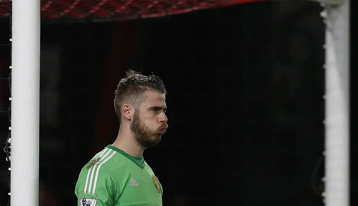 Kiper MU, David de Gea, tampak kecewa akibat kebobolan dua kali dari Bournemouth pada laga Liga Premier Inggris di Stadion Vitality, Inggris, Sabtu (12/12/2015). (AFP/Ian Kington)