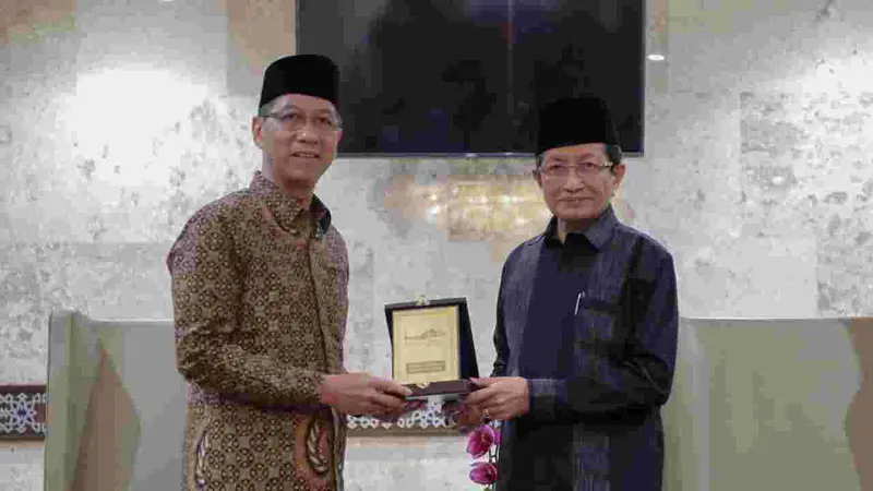 Penjabat Gubernur DKI Jakarta Heru Budi Hartono bersilaturahmi dengan Imam Besar Masjid Istiqlal Nasaruddin Umar di Masjid Istiqlal, Jakarta Pusat, Kamis (8/12/2022).