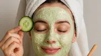 Perempuan Menggunakan Masker campuran Mentimun dan Madu/copyright Ilustrasi dibuat AI