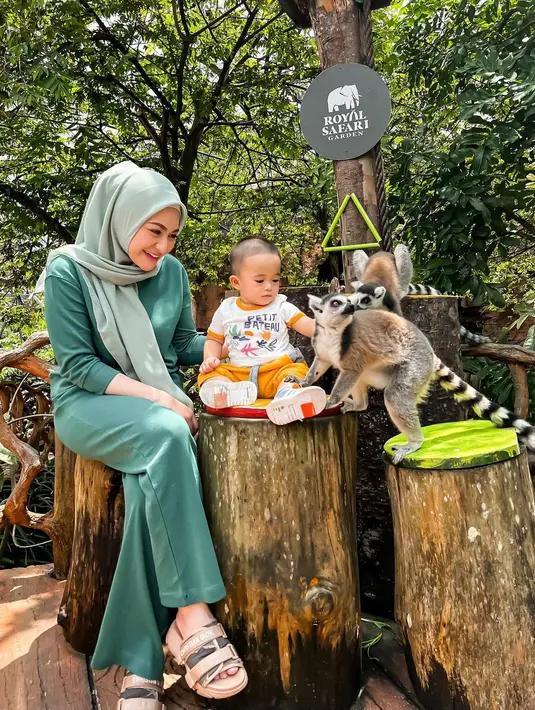 Set loungewear warna hijau yang nyaman jadi pilihan Nathalie Holscher kala liburan ke Royal Safari Garden. [Foto: IG/bungazainal05].