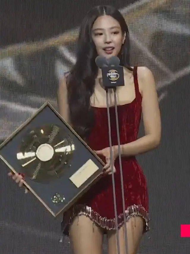 Jennie BLACKPINK Kenakan Gaun Merah. [Golden Disc Awards]