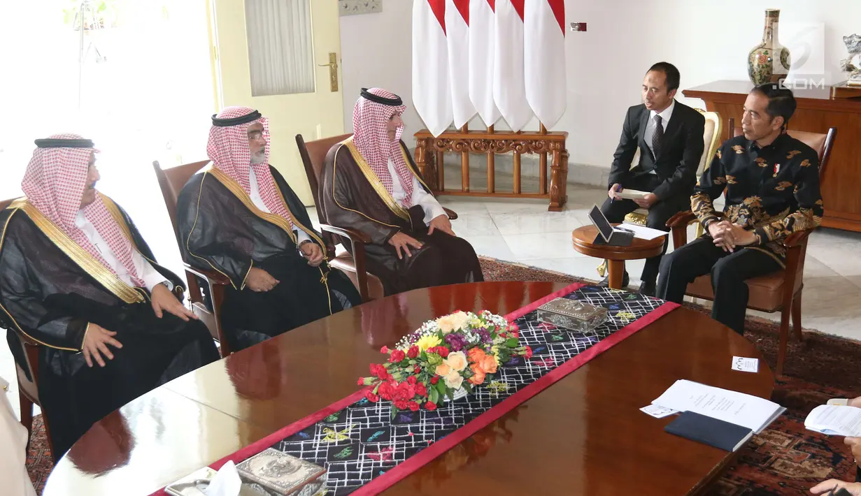 Presiden Joko Widodo berbincang dengan Menteri Luar Negeri Arab Saudi Adel bin Al-Jubeir dan rombongannya di Istana Kepresidenan Bogor, Senin (22/10). (Liputan6.com/Angga Yuniar)