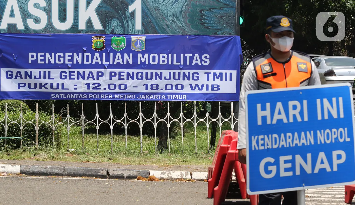 Petugas Dishub mengatur lalu lintas saat pengendalian mobilitas ganjil genap pengunjung TMII di Jalan Pintu 1 TMII, Jakarta, Sabtu (18/9/2021). Polda Metro Jaya memberlakukan pembatasan mobilitas warga dengan sistem ganjil genap pada TMII dan Taman Impian Jaya Ancol. (Liputan6.com/Herman Zakharia)