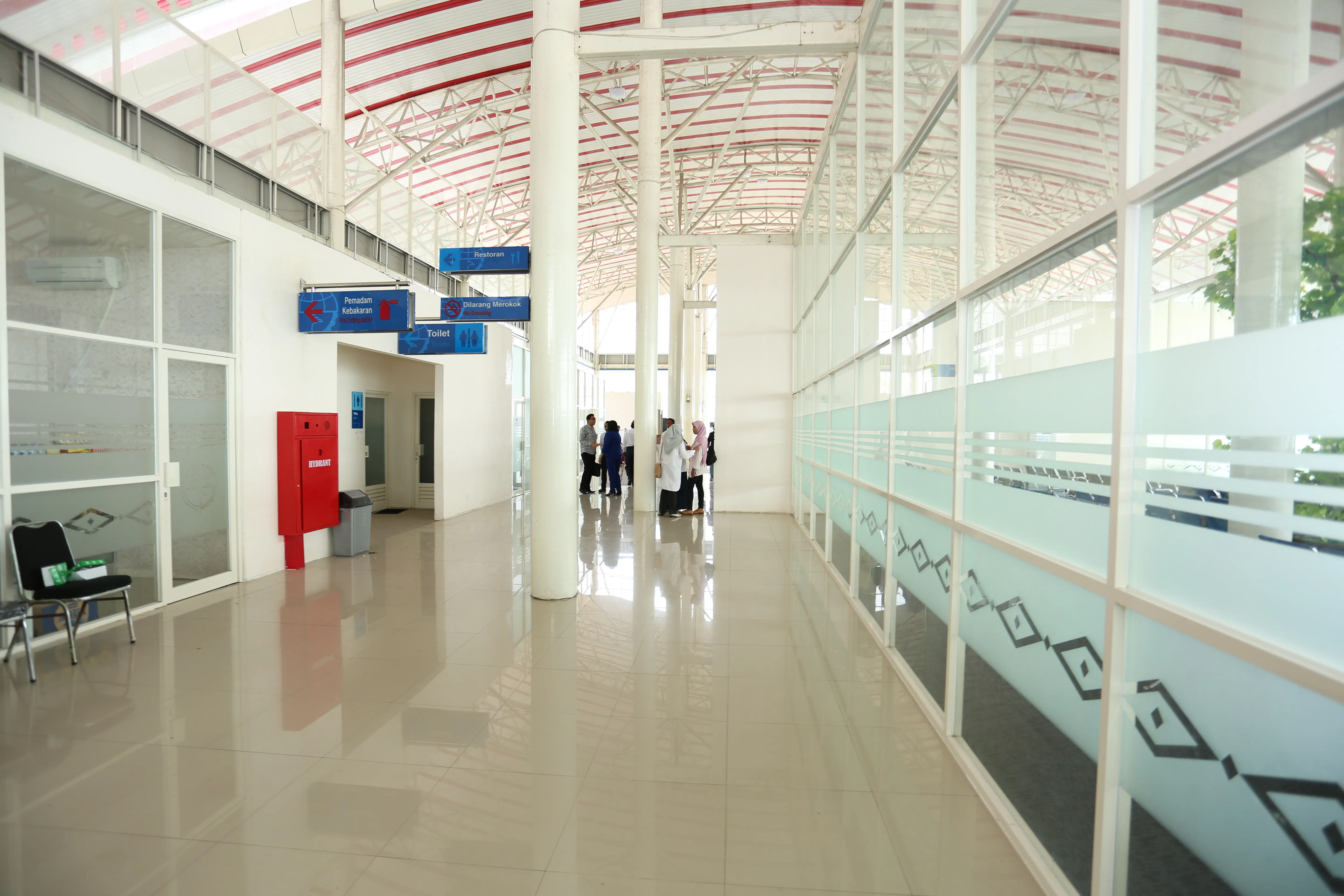 Bandar Udara Utarom Kaimana Papua Barat saat ini, lebih nyaman dan bersih. (Bintang.com/Ruben Silitonga)