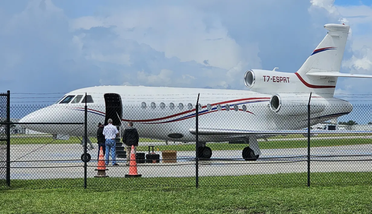 Pesawat Dassault Falcon 900EX milik Presiden Venezuela Nicolas Maduro terlihat berada di Fort Lauderdale, Florida sesaat setelah disita oleh pemerintah AS pada 2 September 2024. (Miguel GUTIERREZ / AFP)