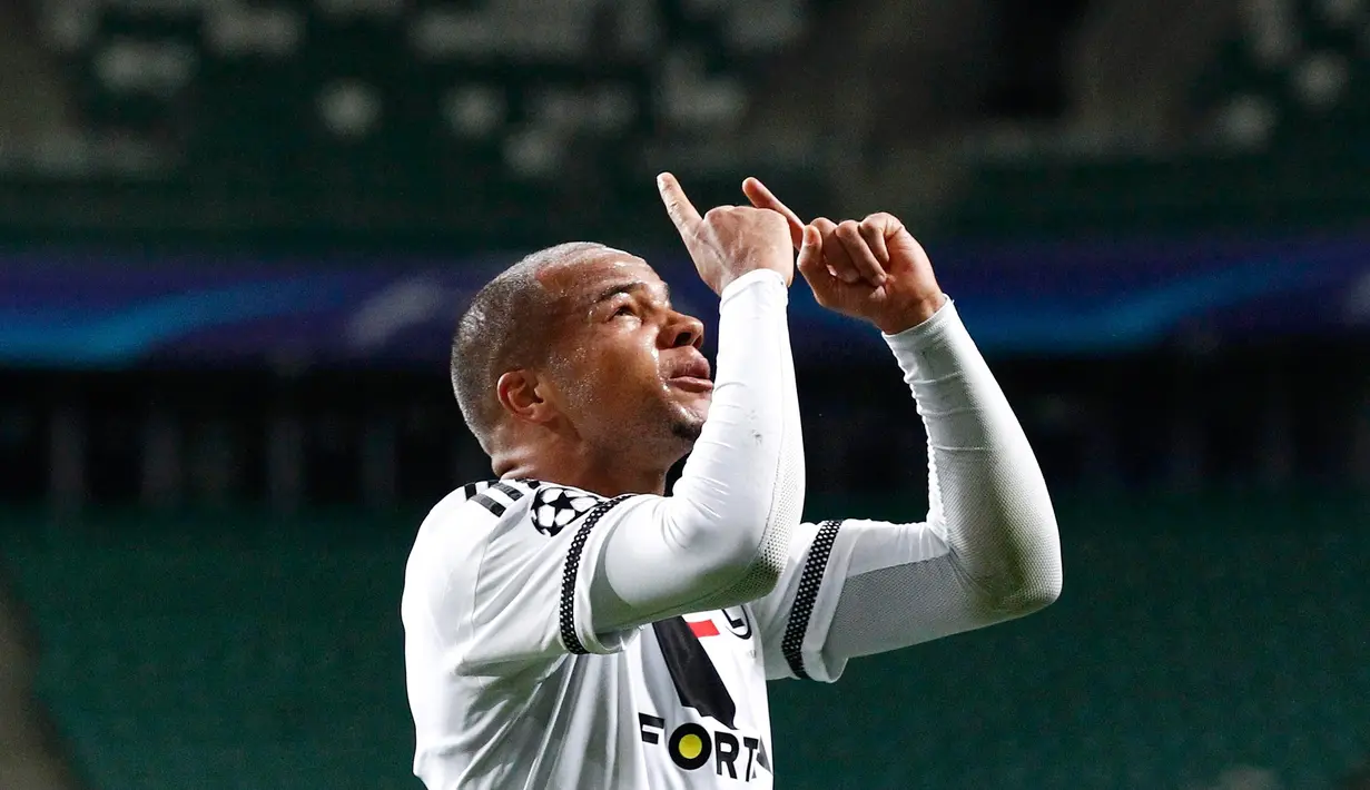 Ekspresi pemain Legia Warsawa, Vadis Odjidja saat selebrasi golnya pada pertandingan Liga Champion di Stadion Pepsi Arena, Warsawa, Polandia (2/11). Pertandingan ini berlangsung tanpa kehadiran penonton akibat ulah suporter Legia. (Reuters/Kacper Pempel)