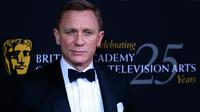 Saat masih merintis karier   sebagai aktor Daniel Craig, sempat tidur di kursi taman.   (FREDERIC J. BROWN / AFP)