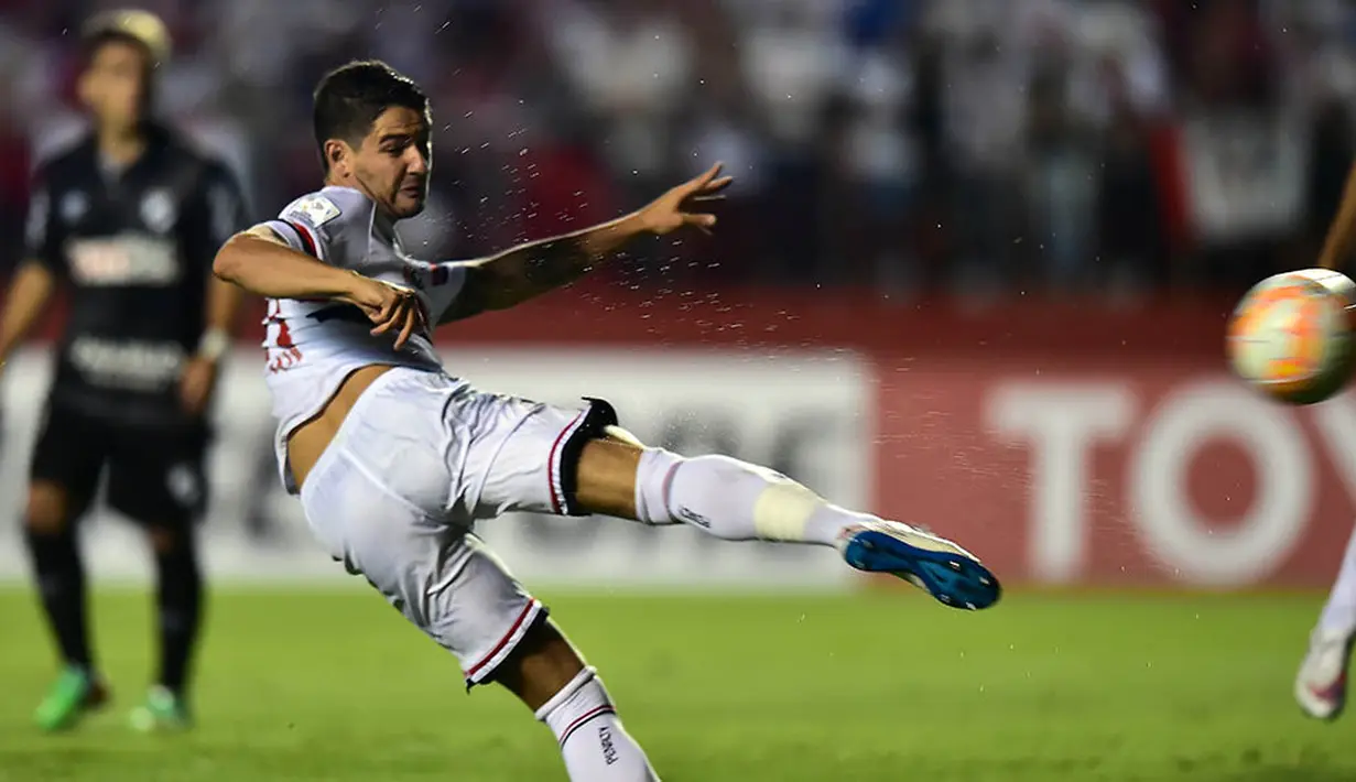 Aksi Alexandre Pato saat berkostum Sao Paulo. Pato tiba di Milan, dan banyak pihak memprediksi ia akan kembali merumput di Serie A mulai tahun depan. (AFP/Nelson Almeida)