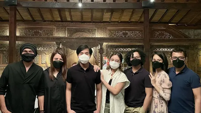 Anji dan keluarga. (Foto: Instagram @winatalia)