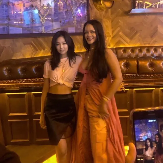 Rihanna dan Jennie Blackpink di Korea Selatan