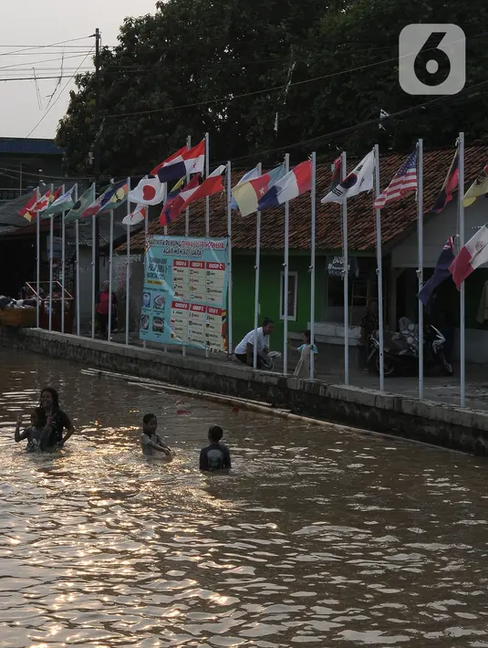 <p>Selain bendera peserta Piala Dunia U-17 2023, warga juga memasang spanduk besar berisi jadwal pertandingan yang terbagi beberapa grup. (merdeka.com/Imam Buhori)</p>