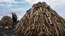 Pekerja menumpuk kayu di fasilitas produksi arang al-Hattab, sebelah timur Kota Gaza, Palestina, 28 Januari 2021. Kayu dibakar selama beberapa hari. (Mohammed ABED/AFP)