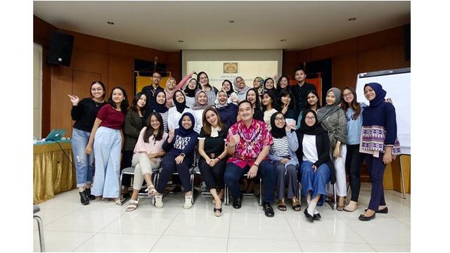 7 Gaya Maia Estianty saat Jadi Dosen Tamu, Tampil Kece dan Memesona