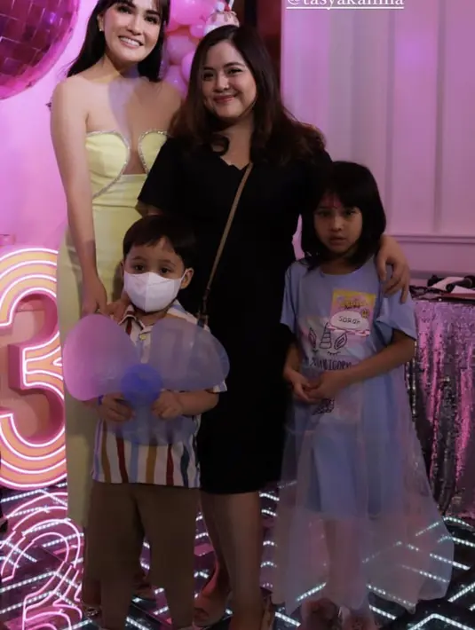 Tasya Kamila hadir mengenakan dress hitam dipadukan sling bag dan wedgesnya. Dengan rambut kecokelatan yang dibiarkan terurai.