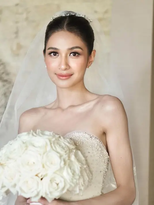 Begitupun dengan Mikha Tambayong yang tampil flawless di hari pernikahan. Mengaplikasikan lipstik nude glossynya. [@evalovira]