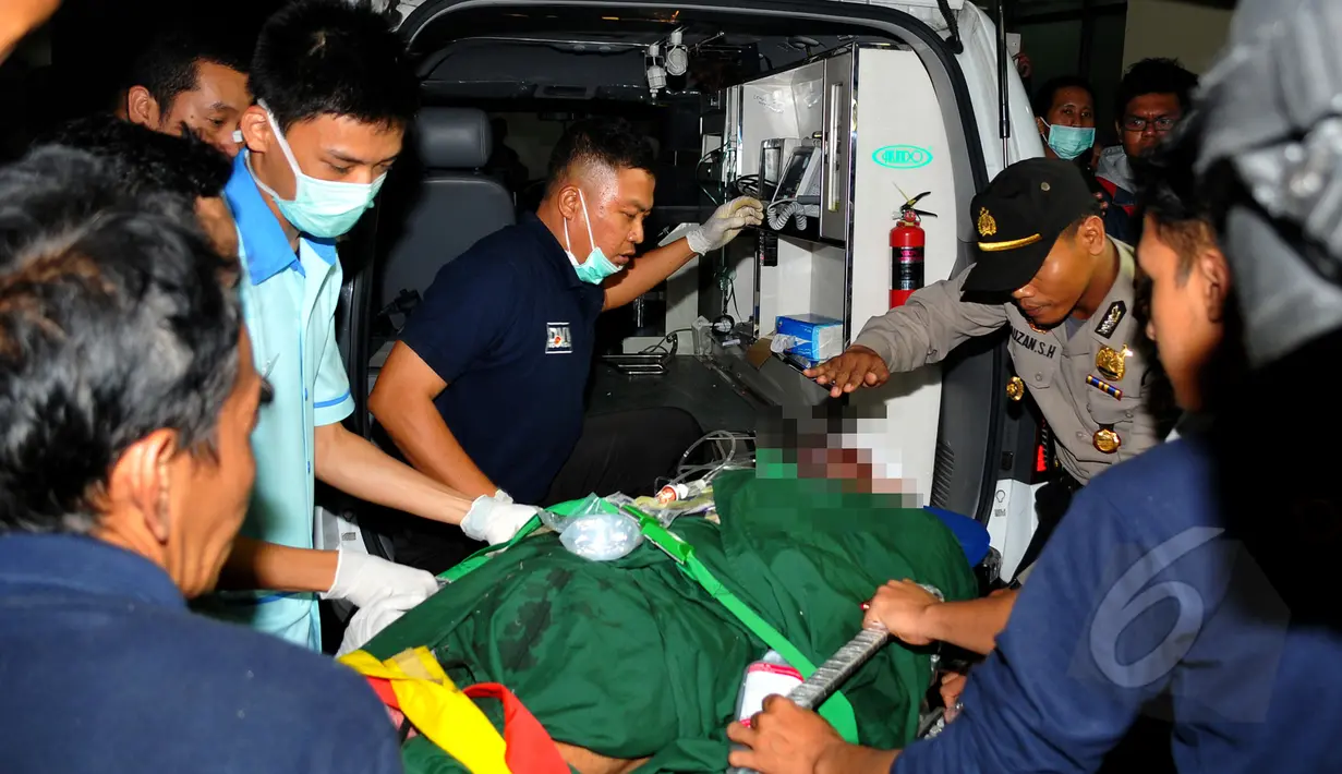 Salah satu korban ledakan di Tanah Abang tiba di RS Polri Kramat Jati sebelumnya sempat dibawa ke RS Pelni Petamburan, Jakarta, Rabu (8/4/2015). Ada 4 orang warga yang menjadi korban ledakan bom di Tanah Abang (Liputan6.com/Yoppy Renato)