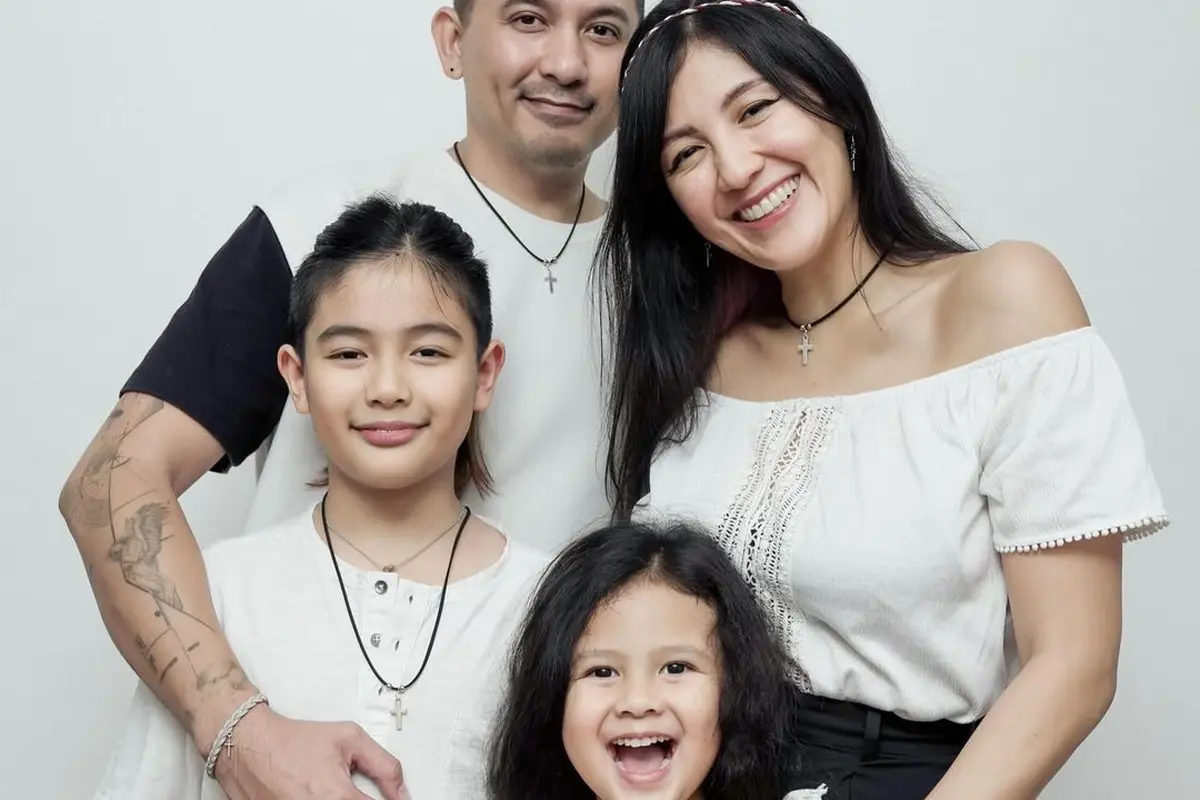 Family Potrait Ryan Delon dan Sharena, Selalu Kompak dengan Dua Buah Hati
