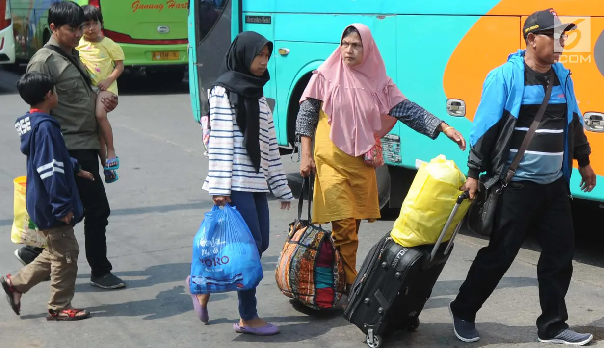 Pemudik membawa barang bawaan setibanya di Terminal Bus Kampung Rambutan, Jakarta Timur, Minggu (9/6/2019). Hari ini diprediksi menjadi puncak arus balik pemudik di Terminal Kampung Rambutan seiring berakhirnya masa libur Lebaran. (merdeka.com/Arie Basuki)