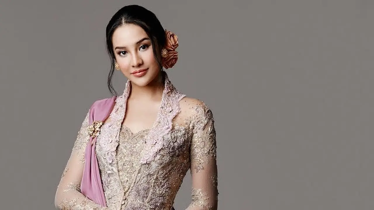 FOTO: Gaya Anya Geraldine saat Pakai Kebaya, Tampil Menawan