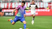 Penyerang AC Milan Christian Pulisic menendang bola saat laga lanjutan Liga Italia&nbsp;Serie A 2023/2024 antara&nbsp;Rossoneri melawan Lecce di Stadion San Siro, Milan pada Sabtu (6/4/2024). (GABRIEL BOUYS / AFP)