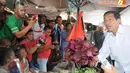 Jokowi tampak kaget saat menanyakan harga sayuran yang dijual di salah satu pedagang di Pasar Yotefa, Papua (Liputan6.com/Herman Zakharia)