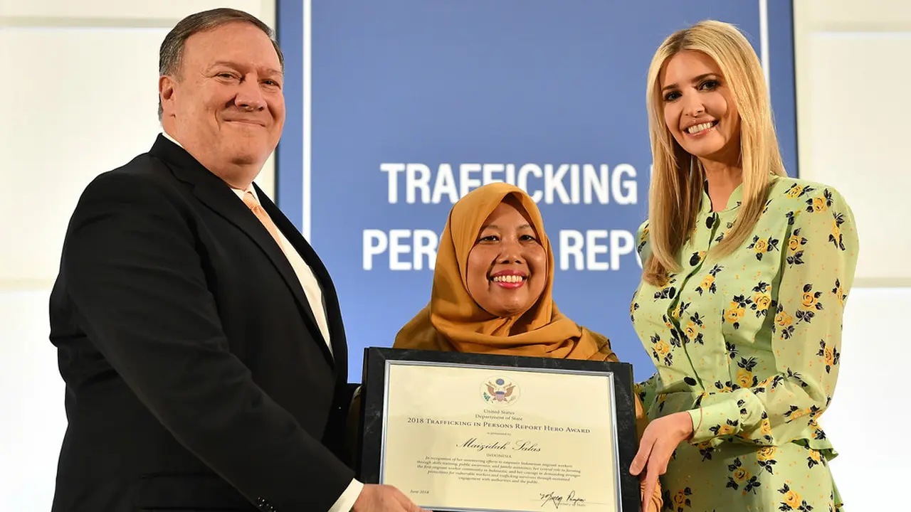 Menlu AS Mike Pompeo (kiri) dan Penasihat Kepresidenan AS Ivanka Trump (kanan) memberikan piagam 2018 TIP Report Hero Awards kepada Maizidah Salas (tengah) di Washington DC (28/6/2018) (sumber: US State Department)