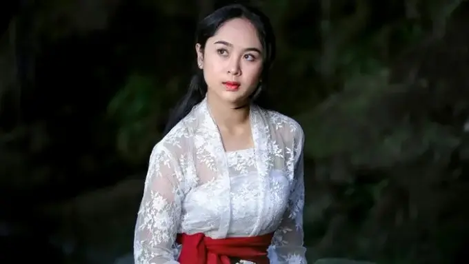 <p>Ilustrasi baju kebaya. (Foto oleh Kakanda Yonik: https://www.pexels.com/id-id/foto/orang-wanita-duduk-batu-10774357/)</p>